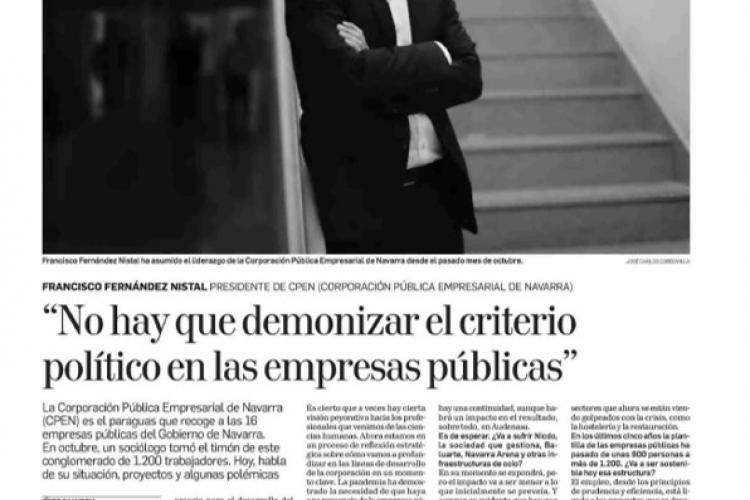 Fotografía del pantallazo de la noticia en la edición impresa del Diario de Navarra donde se ve a Francisco Fernández la pie de unas escaleras, sonriente y brazos cruzados.