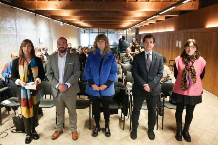 Fotografia de la directora de de la Oficina de Proyectos Europeos, Carmen Mier, el director general de Acción Exterior, Sergio Pérez, la consejera Ollo y el consejero de Desarrollo Económico y Empresarial, Mikel Irujo, y la técnica del área de Innovación y Proyectos de Financiación de Nasuvinsa, Beatriz San Martín, en un momento del encuentro.