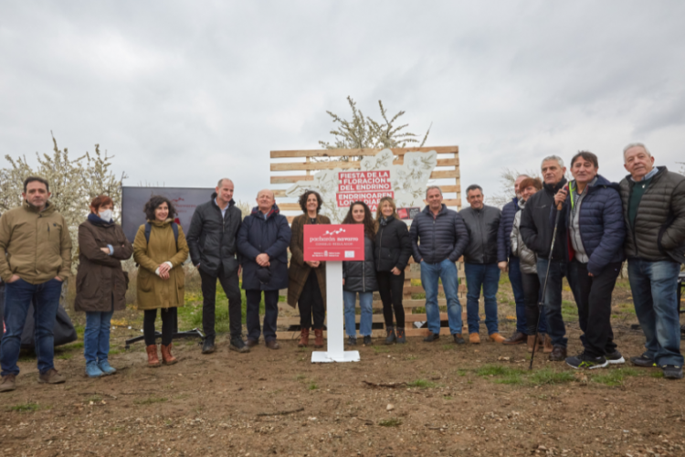 Fotografia de la Consejera Gómez junto a los agriculturos y técnicos
