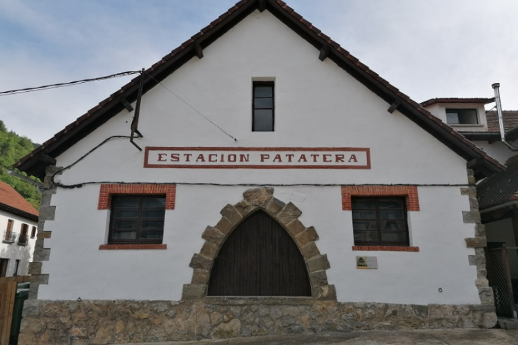 Fotografia del edificio de la estación patatera desde un punto de vista frontal