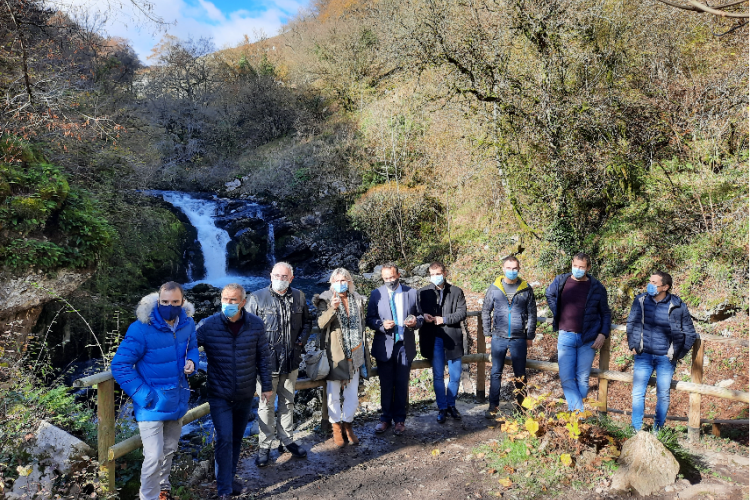 Fotografia de las y los promotores del proyecto en la cascada de Ixkier