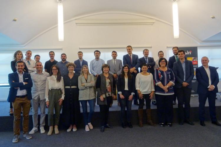 Fotografía de los promotores de iniciativas acompañados por sus mentores