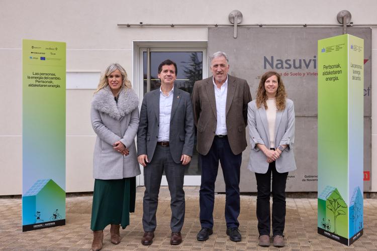 Cuatro personas posando