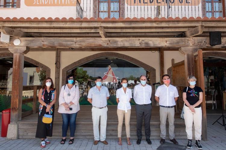 Fotografía de las autoridades asistentes a la inauguración de Sendaviva junto con la presidenta Chivite