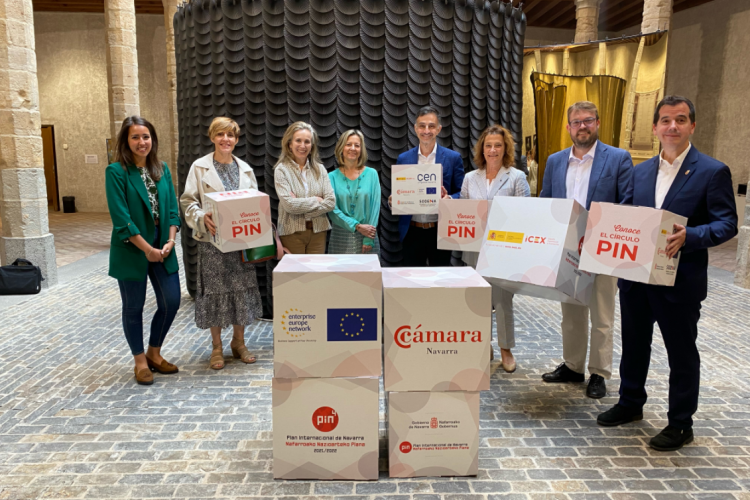 Fotografia del consejero Irujo y la directora general Izaskun Goñi con  representantes de las entidades que forman el Círculo PIN y con ponentes de la jornada