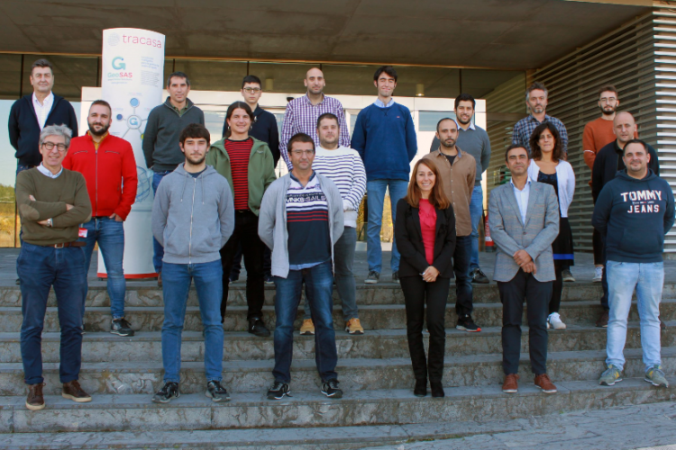 Fotografia del personal del área de Ingeniería de Software y SIG de Tracasa delante de las instalaciones de la compañía