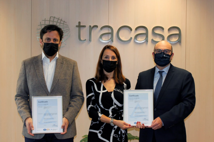 Fotografía de dos hombres y una mujer recibiendo los certificados acreditativos