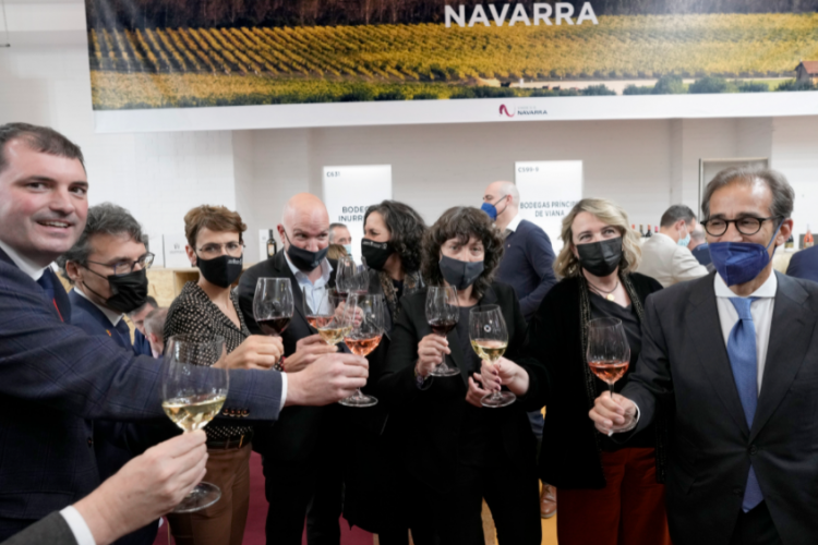 Fotografia de La Presidenta Chivite, con la consejera Gómez y representantes de las bodegas navarras.
