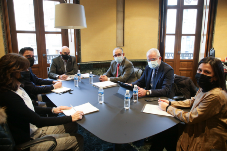 Fotografia durante la reunión mantenida