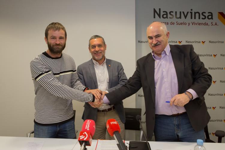 Fotografía de Koldo Leoz, alcalde de Estella; Miguel Laparra, vicepresidente de Derechos Sociales; y José Mª Aierdi, director gerente de Nasuvinsa en la presentación del convenio firmado