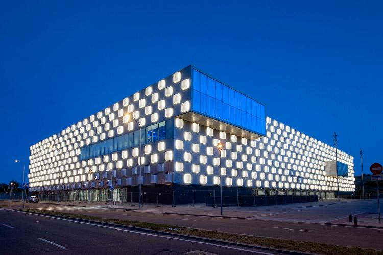 Fotografía de la vista exterior nocturna del pabellón multiusos Navarra Arena