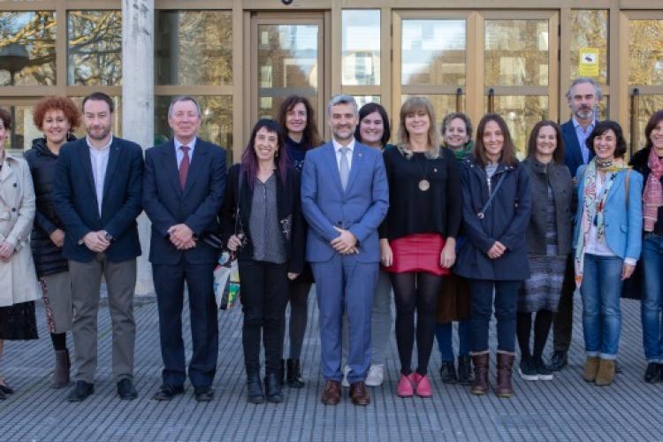 Representantes institucionales en la puerta de la institución académica