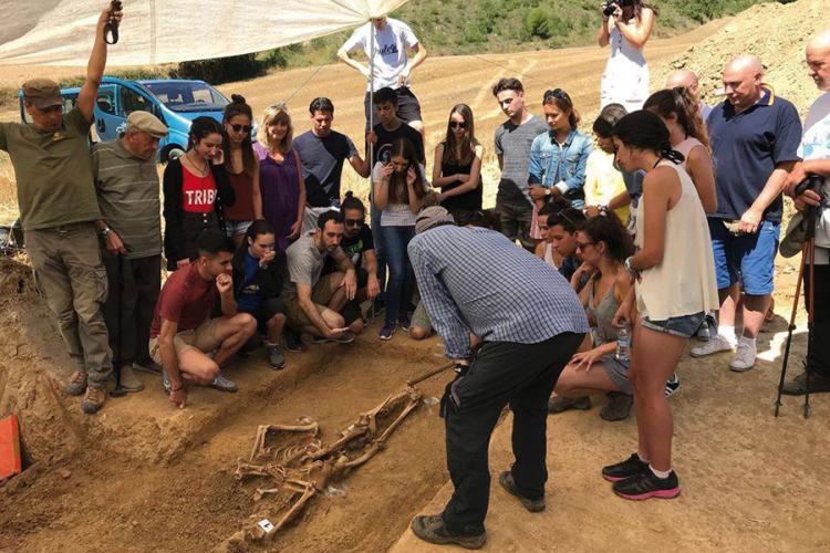 Fotografía del momento de la exhumación