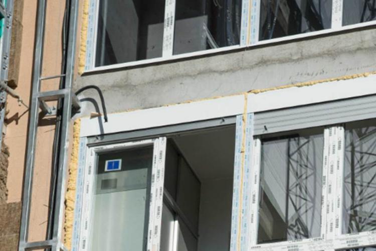 Imagen de una fachada en rehabilitación