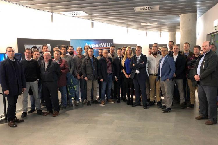 Foto de familia en la inauguración sede en CAT