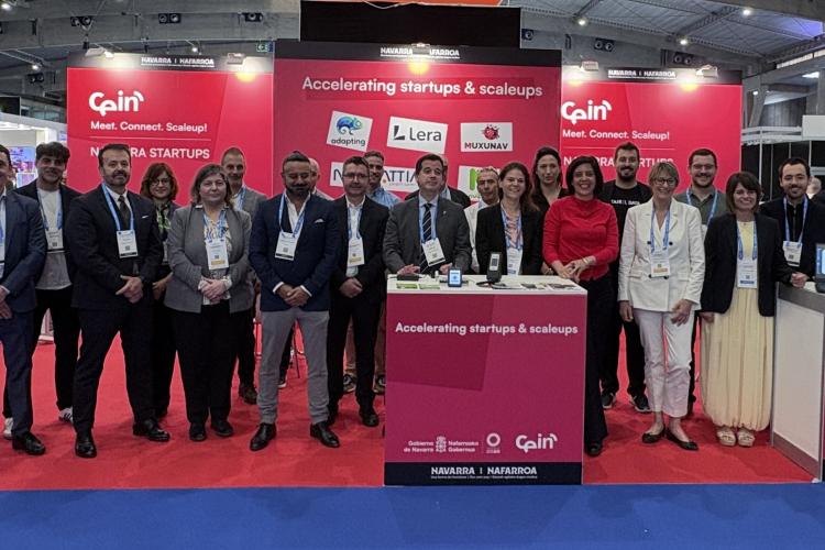 Un grupo de gente posando delante del stand