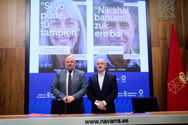 Dos personas posando en una rueda de prensa