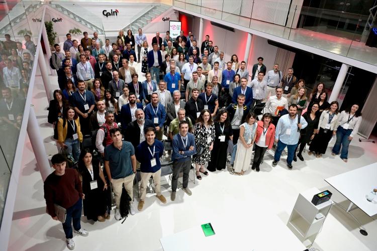 Imagen tomada desde arriba de todas las personas de las empresas participantes en la segunda edición del Open Innovation Day.