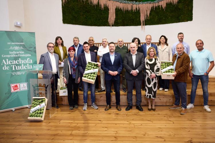 Personas posando en dos filas con cajas de alcachofas 