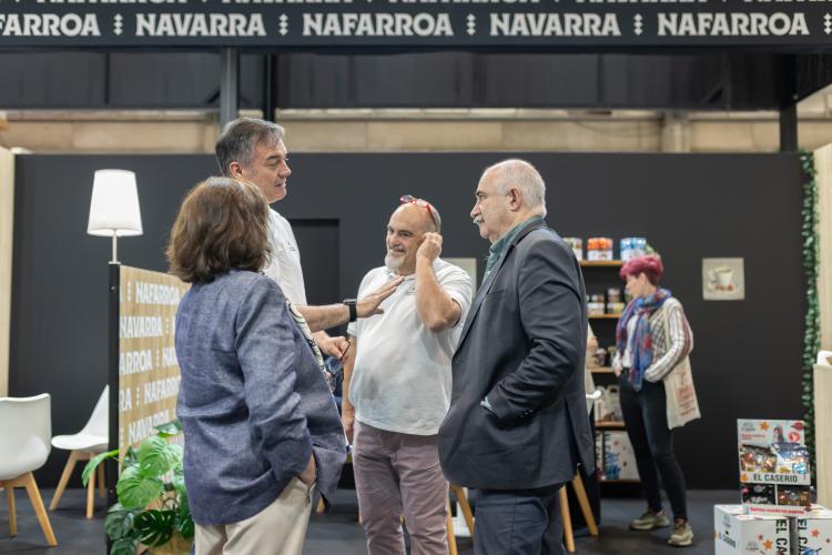 Grupo de personas hablando en Salón Gourmets