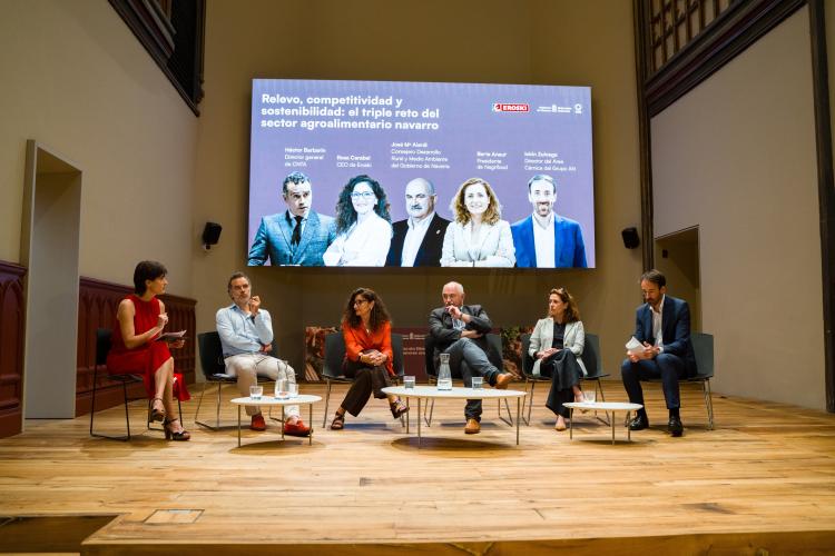 Apretón de manos después de firmar el acuerdo