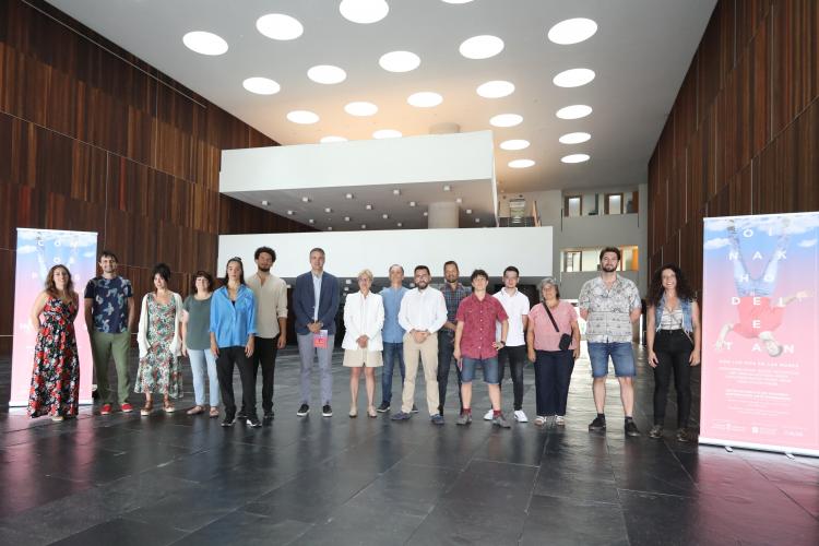 Fotografía de los representantes y participantes del proyecto.