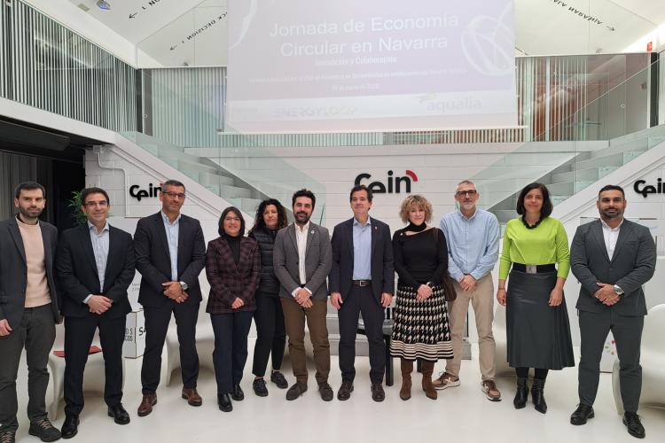 Imagen de un grupo de gente en las oficinas de CEIN