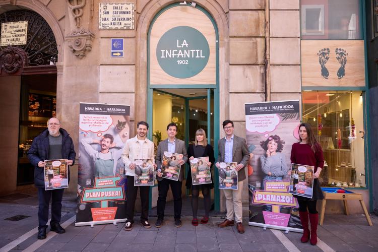 Imagen de 6 personas delante de un comercio sujetando el cartel de la campaña