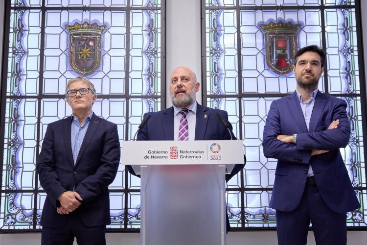 De izquierda a derecha, Francisco Fernández gerente de CPEN, el consejero Arasti y Asier Aguilera gerente del INI