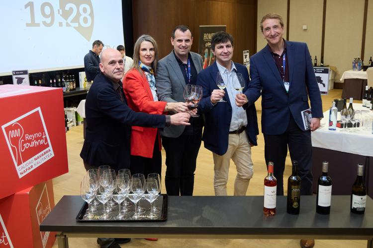 5 personas brindando con copas de vino