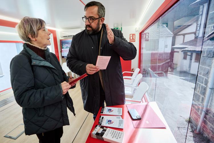 Dos personas en la oficina móvil