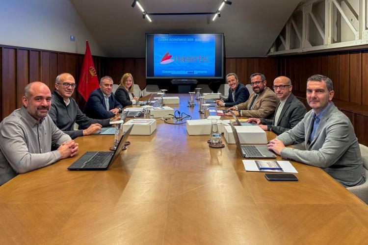 Imagen de varias personas reunidas en una mesa 