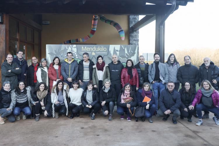 Fotografía de los asistentes a la asamblea de la Red Explora Navarra. 