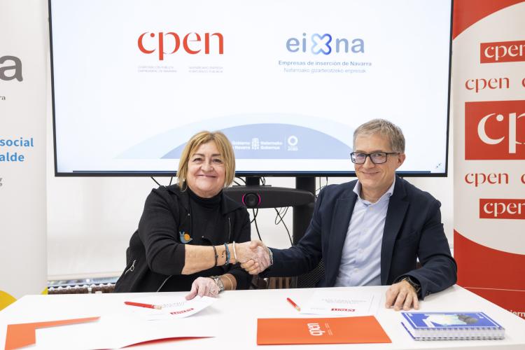 Francisco Fernandez e Inés García dándose la mano después de firma el acuerdo