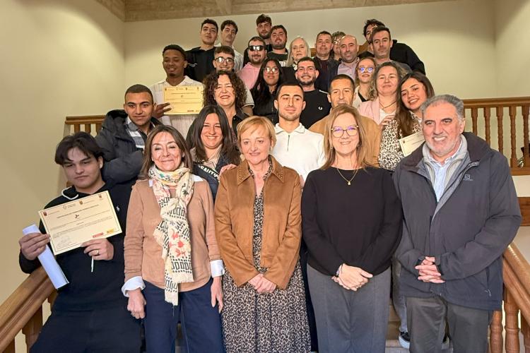 Un grupo de personas posando en unas escaleras