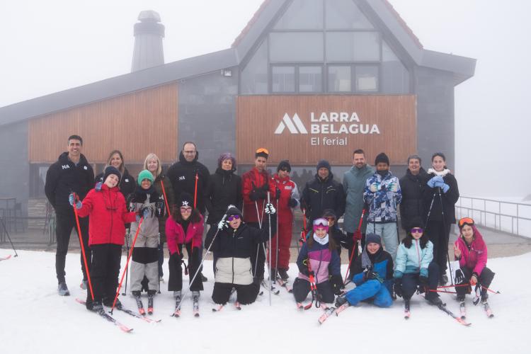 Imagen delante del edificio "El Ferial" en Larra-Belagua de los niños participantes y de los visitantes
