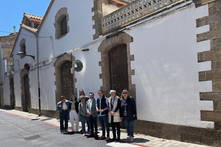 Imagen delante del antiguo matadero con los miembros de la reunión
