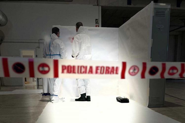 Imagen de un momento de la formación en el que aparecen dos chicos analizando unas manchas en un papel simulando una pared