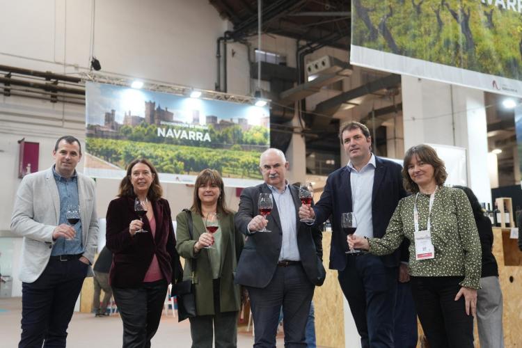 El consejero Aierdi junto al director general de Desarrollo Rural, Rubén Goñi, (primero por la izquierda) y el presidente de la DO Navarra, David Palacios, junto a representantes del sector vitivinícola en la feria Barcelona Wine Week tomando una copa de vino. 