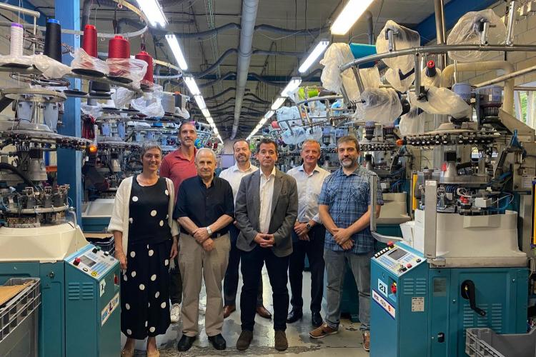 Fotografía de siete personas dentro de la fábrica de Lorpen