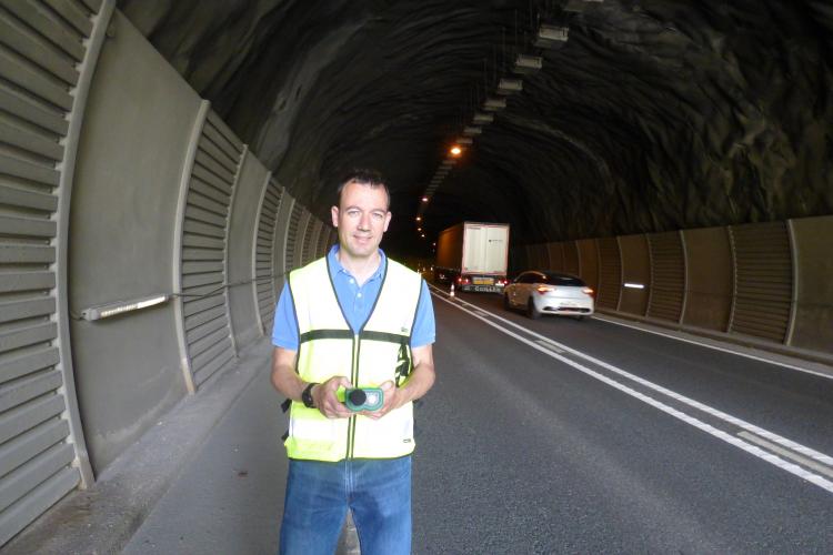 Javier Amezaga, técnico de Infraestructuras de Telecomunicaciones de NASERTIC, en el túnel de Bera haciendo medidas de iluminación, niveles de ruido y estudio de velocidad del viento para la modelización del sistema de ventilación. 