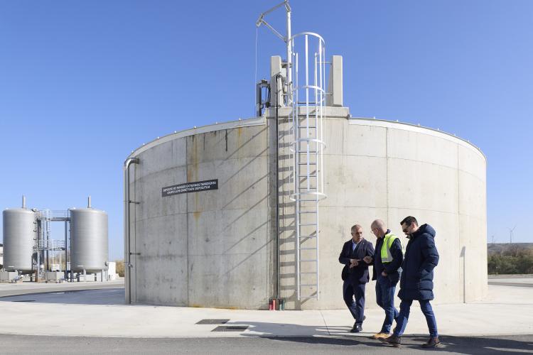 3 personas paseando entre depuradoras