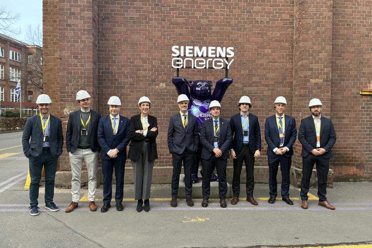 La delegación navarra encabezada por el consejero Irujo junto al director Kerman Gabiola, director general de Siemens Energy en España en la entrada de la sede central de la empresa en Berlín