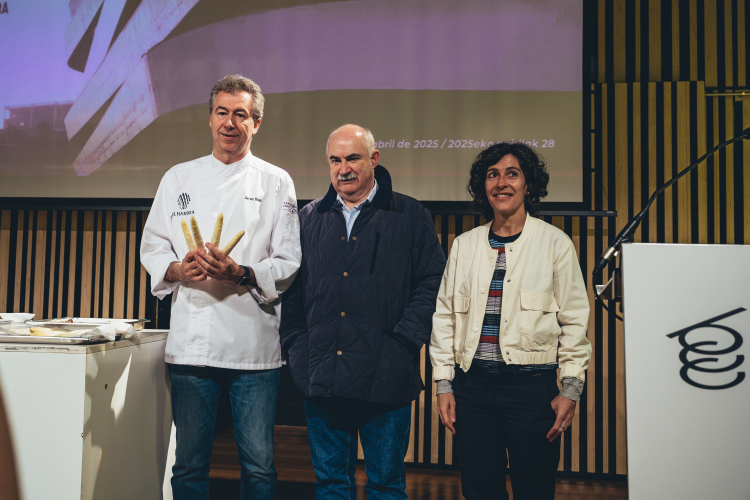 Fotografía del consejero Aierdi junto a la directora gerente de INTIA, Natalia Bellostas, y el cocinero del restaurante Alhambra, Javier Diaz en la presentación del espárrago de Navarra al alumnado del BCC. 