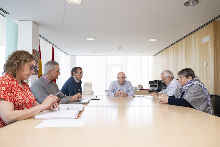 Fotografía del consejero Aierdi, junto al director general de Agricultura, Ignacio Gil, en la reunión mantenida con la plataforma de defensa del patrimonio navarro. 