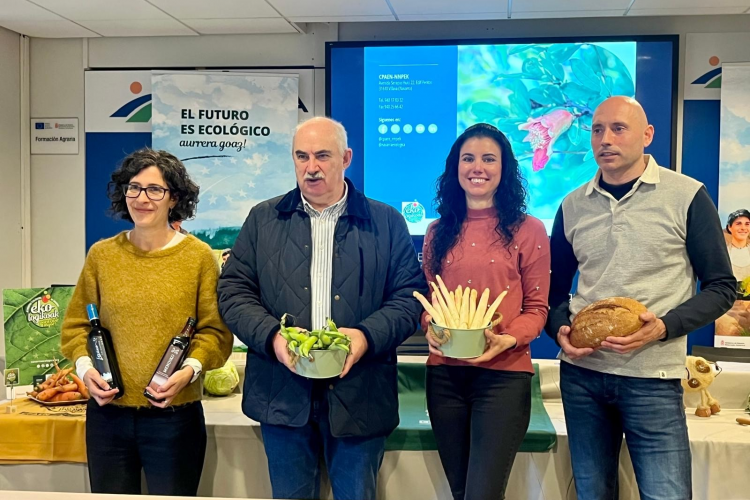 Fotografía de Natalia Bellostas (INTIA), el consejero Aierdi, la presidenta de CPAEN, Mª José Arrondo; y el director técnico de esta entidad, Enrique Arnedo.