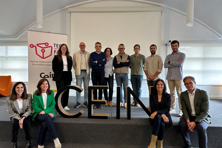 Fotografía de los participantes en el programa Open Innovation, junto a técnicas de emprendimiento de CEIN. 