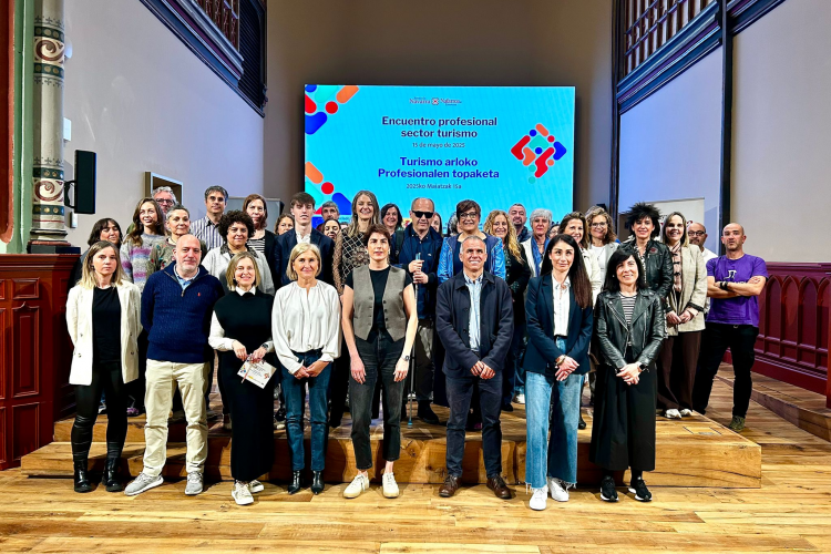 Fotografía de los participantes en la jornada profesional para promover buenas prácticas de sostenibilidad y accesibilidad en eventos turísticos. 