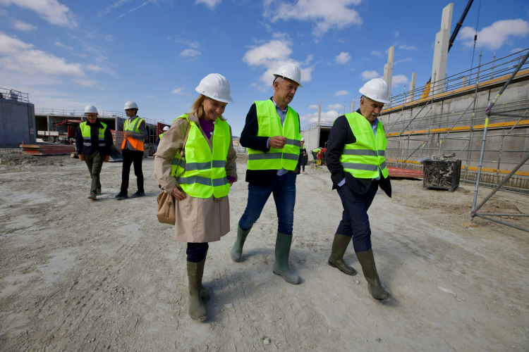Fotografía de la directora general de Calidad y Evaluación Ambiental del Ministerio, Marta Gómez Palenque; el presidente de la Mancomunidad de la Comarca de Pamplona, David Campión, y el consejero Aierdi 