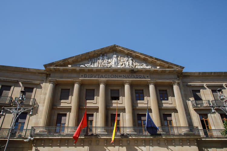 Fotografía de la fachada del Palacio de Navarra.
